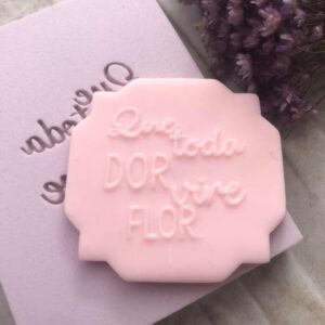 Frase C029 QUE TODA DOR VIRE FLOR