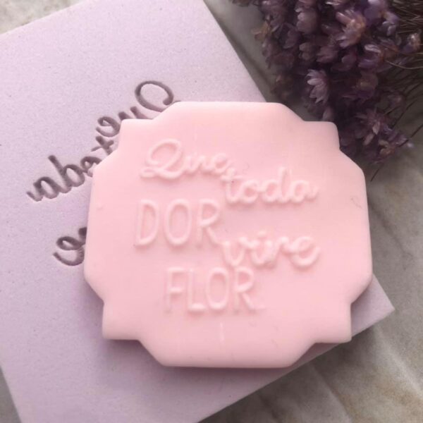 Frase C029 QUE TODA DOR VIRE FLOR
