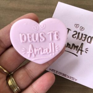 Frase 311  Deus te Ama...