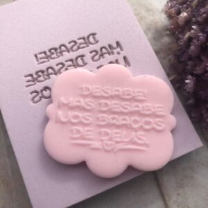 Frase C044 DESABE! MAS DESABE NOS BRAÇOS DE DEUS