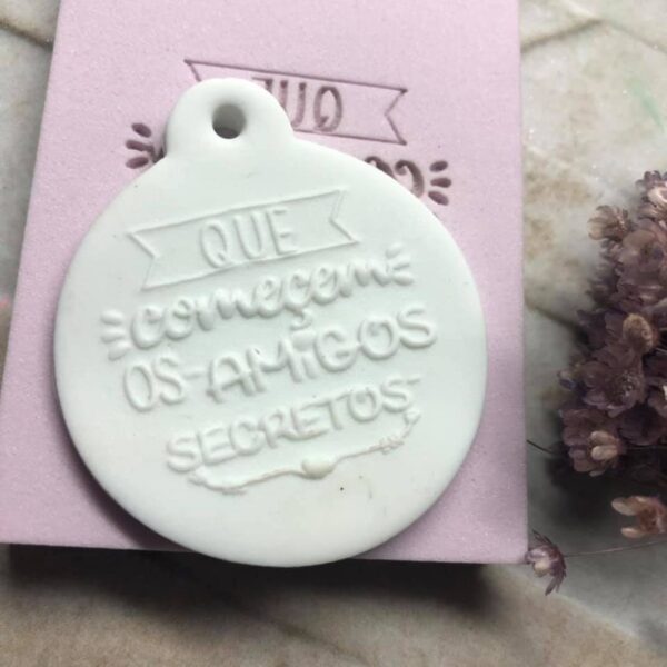 Frase C062 QUE COMEÇEM OS AMIGOS SECRETOS