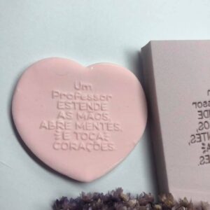 Frase C081 UM PROFESSOR ESTENDE AS MÃOS ABRE MENTES E TOCA CORAÇÕES