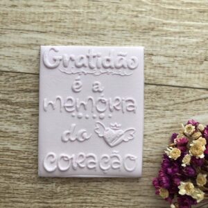 Textura Frase 02 GRATIDÃO É A MEMÓRIA DO CORAÇÃO