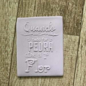 Textura Frase 27 QUANDO TUDO FOR PEDRA ATIRE A 1 FLOR