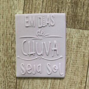 Textura Frase 05 EM DIAS DE CHUVA SEJA SOL