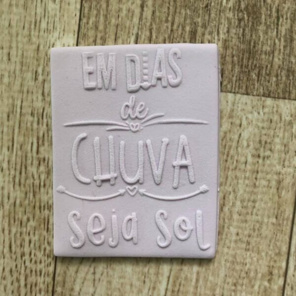 Textura Frase 05 EM DIAS DE CHUVA SEJA SOL