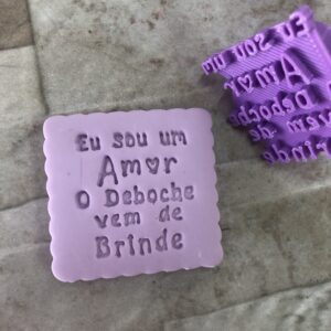 Eu sou um Amor. O deboche vem de brinde. 1778AJ3D
