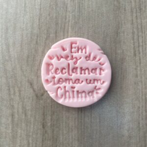 EM VEZ DE RECLAMAR TOMA UM CHIMA